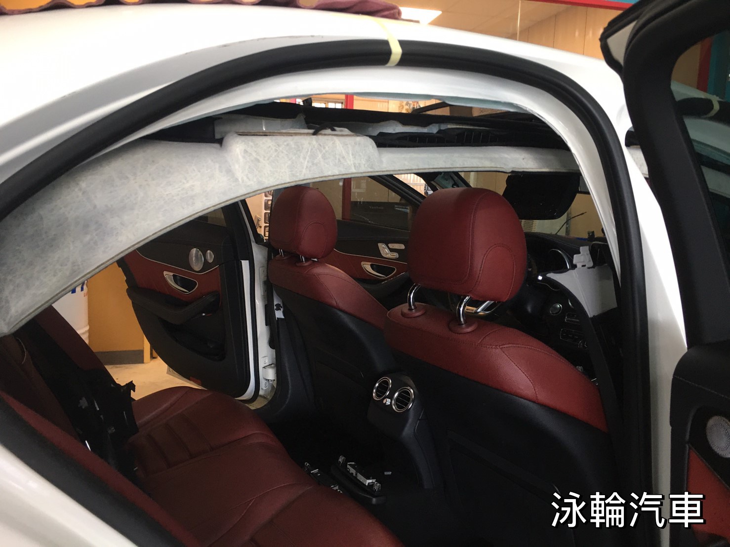 簡先生的BENZ C300 W205的車頂棚,整個車頂棚都需要卸下,才能拆除天窗捲簾